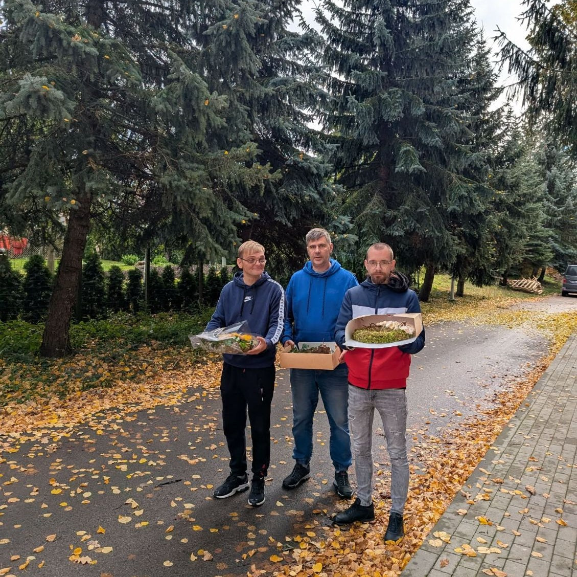 Rankdarbių skrynios darbuotojai išlydi užsakymą – rankų darbo kapų vainikus