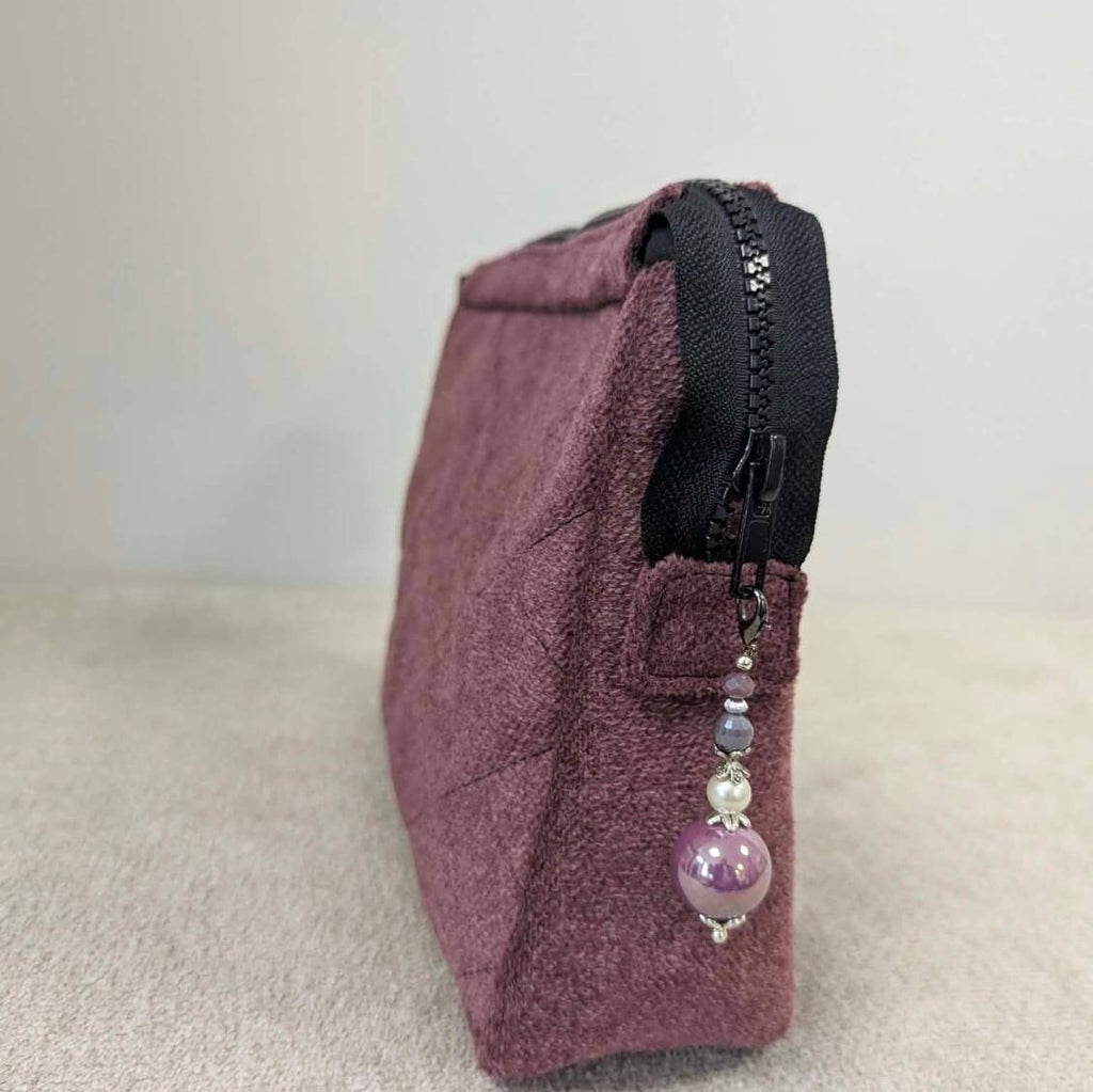 Violetinis karoliukų pakabukas prie slyvinės kosmetinės