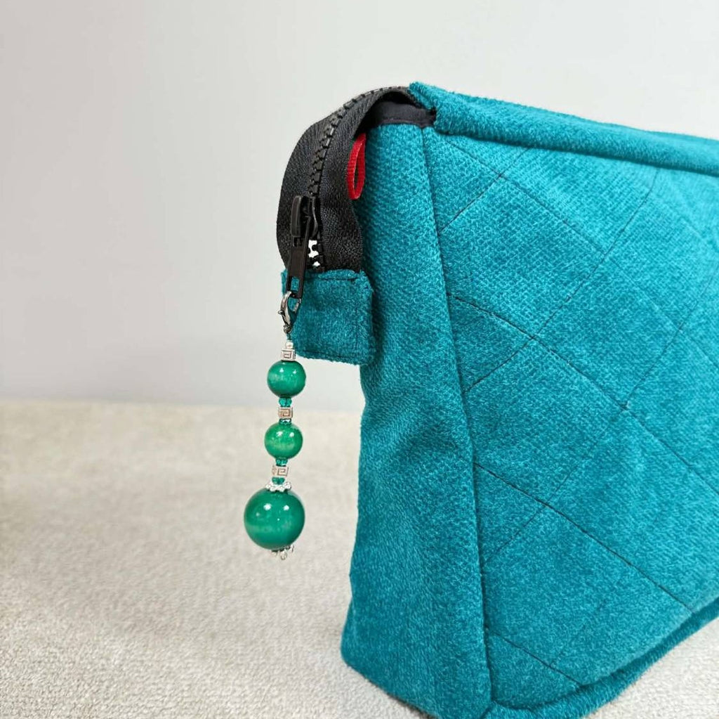 Žalių karoliukų pakabukas prie kosmetinės užtrauktuko
